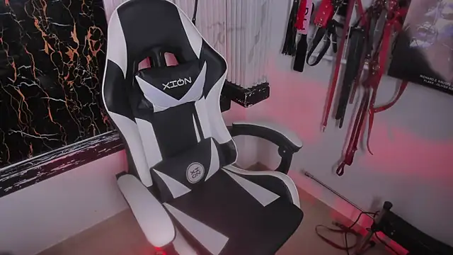 Онлайн чат XXX Guxplo_