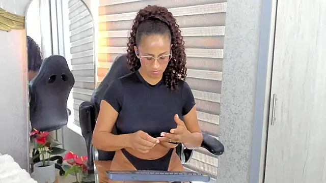 EmmaFerrary's Live XXX Chat