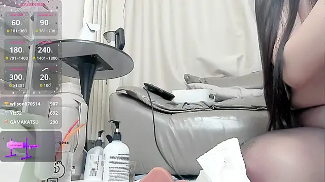 XXX chat uživo modela fox-yiyi