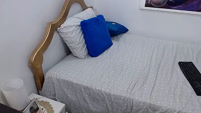 emiliaa_hot Adlı Modelin Canlı XXX Sohbeti