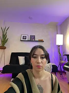 EmmyEvans1 Adlı Modelin Canlı XXX Sohbeti