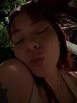 CamiTeaseX_ élő XXX-chatje