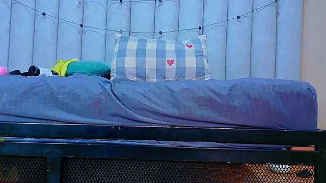 RiriiBrunette__ élő XXX-chatje