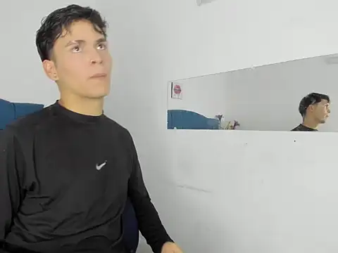 Aaron_Foxxx 即時 XXX 聊天