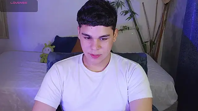 Show modela eithan_jonnes na web-kameri