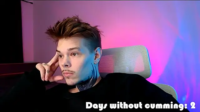 DENIS_HERE: διαδικτυακό σόου στην κάμερα