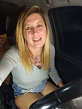 SheIsSomething: вебкам-шоу