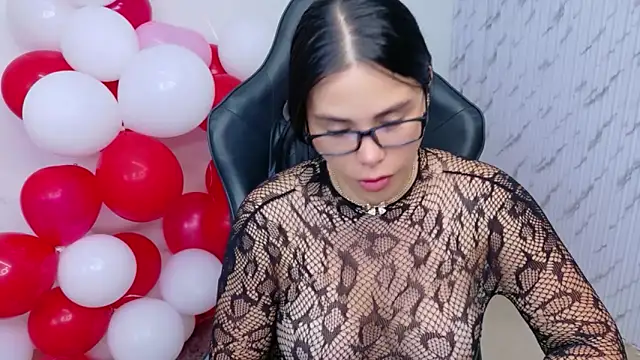 lararoberts_ Adlı Modelin Canlı XXX Sohbeti