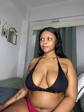 Pokazy przed kamerką – Queen_Tee23