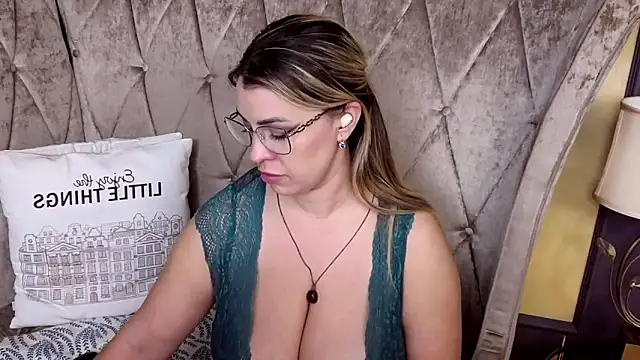 BustyGizelle Live XXX Chat