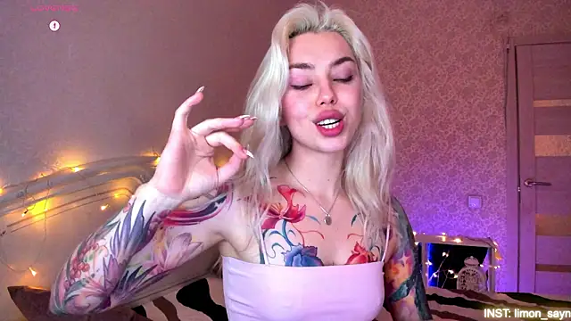 Chatroom XXX en direct de LillyMoure_