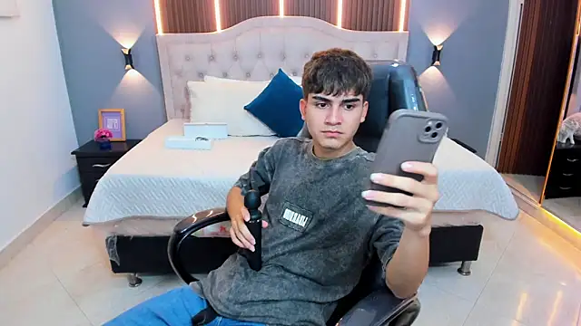 Tommy18__ – Naživo XXX chat