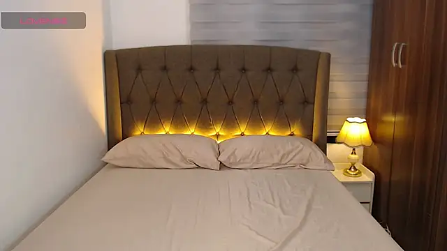 SexFucktoryLily: διαδικτυακό σόου στην κάμερα