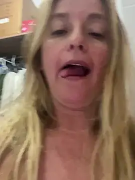 Show modela moniquerainx na web-kameri