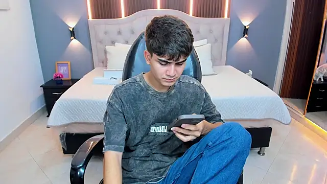 دردشة Tommy18__ الجنسية المباشرة