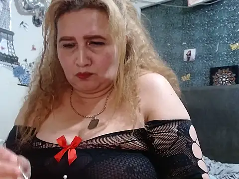 Perla1981-- Live XXX-Chat