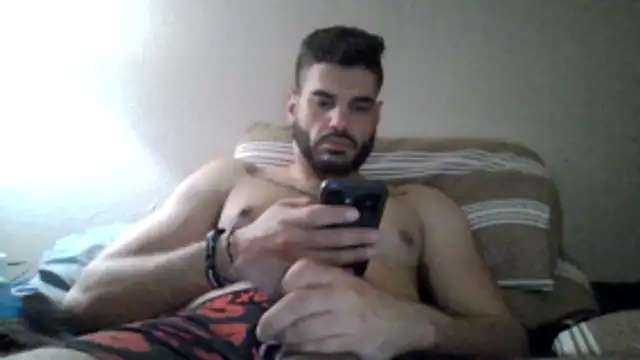 Strokeking4u: διαδικτυακό σόου στην κάμερα