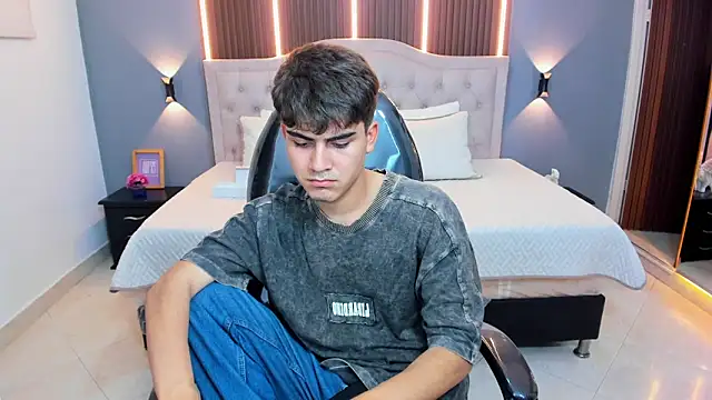 Tommy18__'s Live XXX Chat