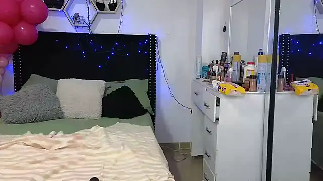 Chat +18 de charlotte_077 ao vivo