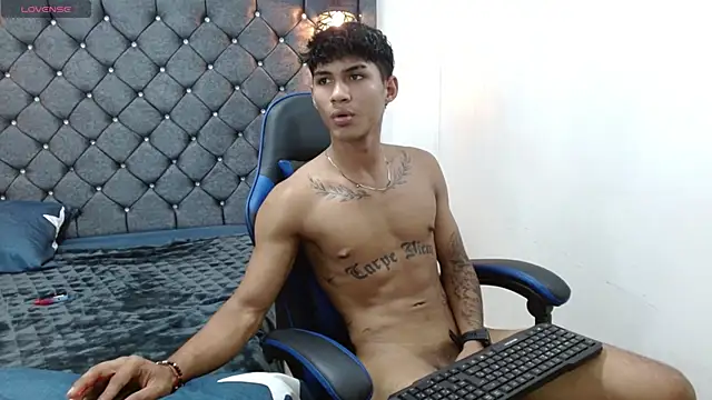 luka_big18: διαδικτυακό σόου στην κάμερα