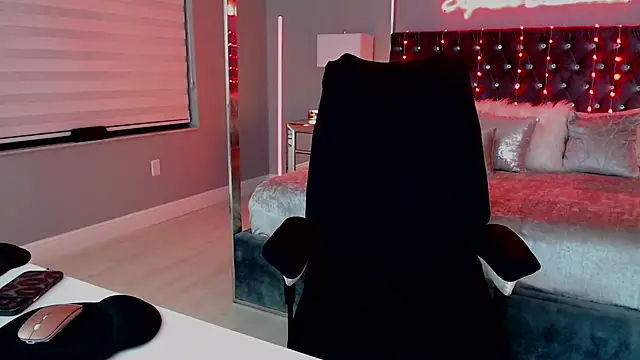 theofficialsophiasanchez: διαδικτυακό σόου στην κάμερα