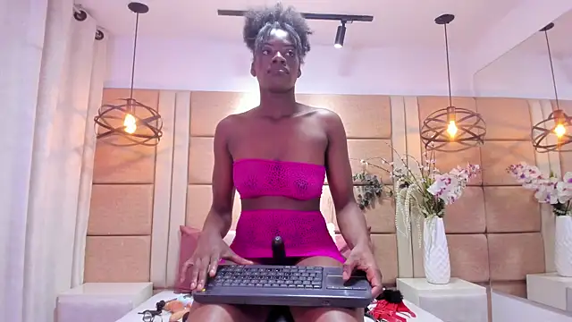 Chat +18 de NalaRoux ao vivo