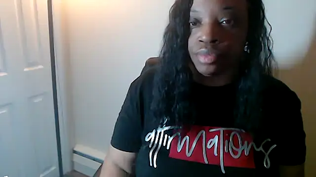 Chat +18 de Sexymona1218 ao vivo