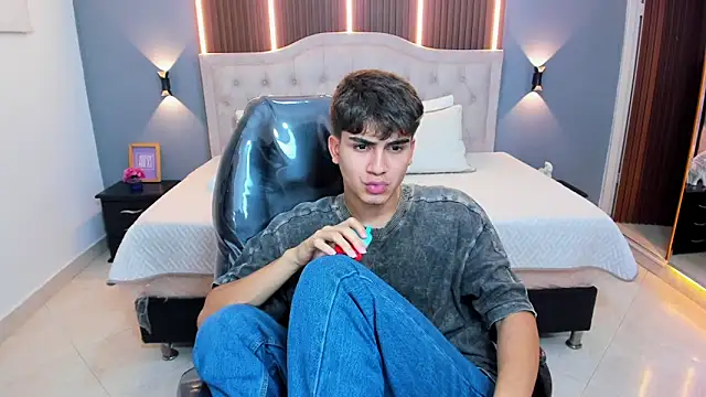 Tommy18__'s Live XXX Chat