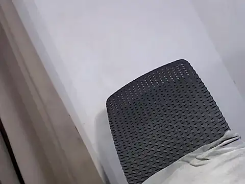 spicyhugecock élő XXX-chatje