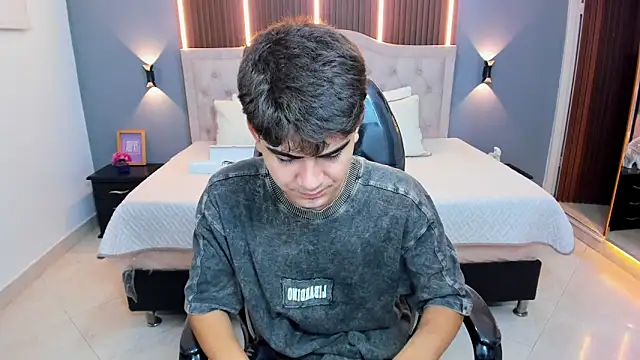 Tommy18__: онлайн-секс-чат