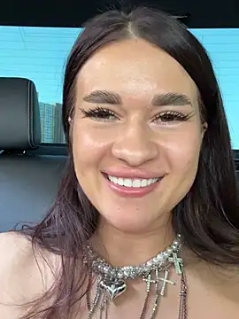 UrLillShy Adlı Modelin Canlı XXX Sohbeti