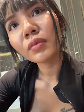 Pokazy przed kamerką – Alittleasiangirl