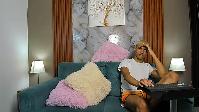 YUMMY_BRO: διαδικτυακό σόου στην κάμερα