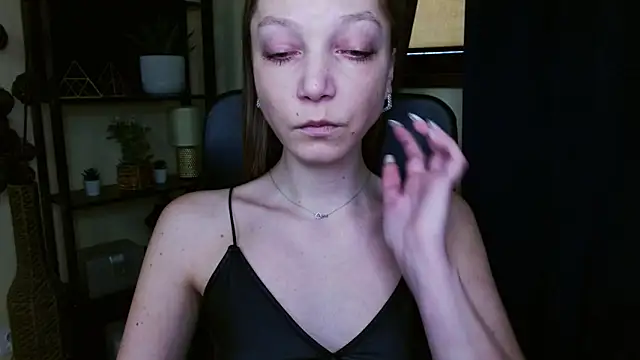 EmillyPlay Adlı Modelin Canlı XXX Sohbeti