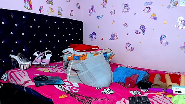 ShantalTsFox Show in webcam