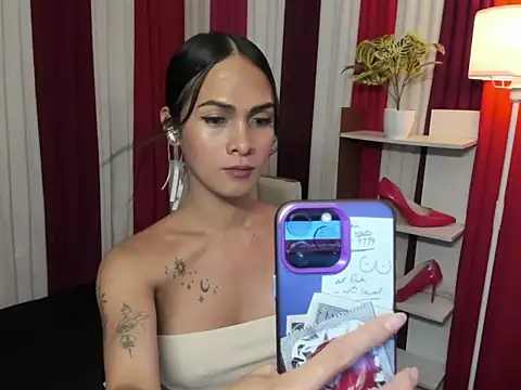 Show modela Ts_HardCockk na web-kameri