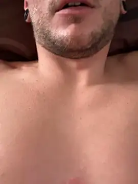 Dirtytoyboy1 élő XXX-chatje