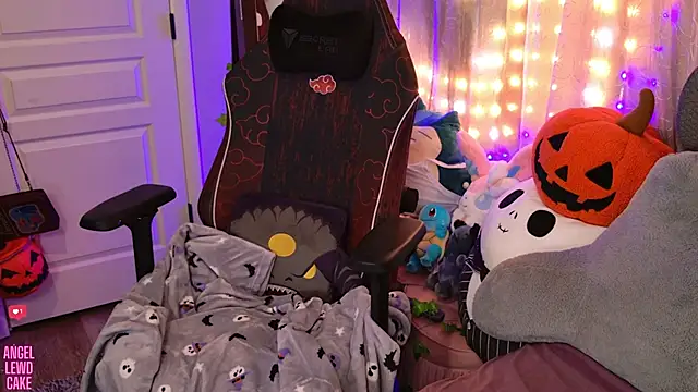 Angel-Lewd-Cake: онлайн-секс-чат