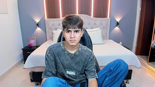 Tommy18__ Adlı Modelin Canlı XXX Sohbeti