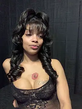 Rakiyahcharms élő XXX-chatje