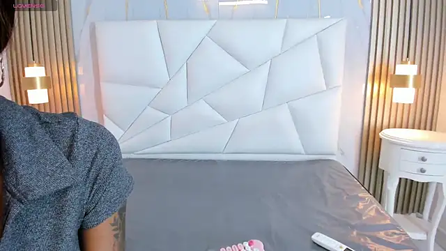 naomibely: διαδικτυακό σόου στην κάμερα