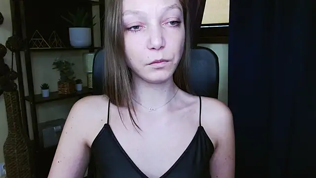 EmillyPlay: απευθείας συνομιλία ΧΧΧ