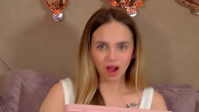 AnitaVenture Adlı Modelin Canlı XXX Sohbeti