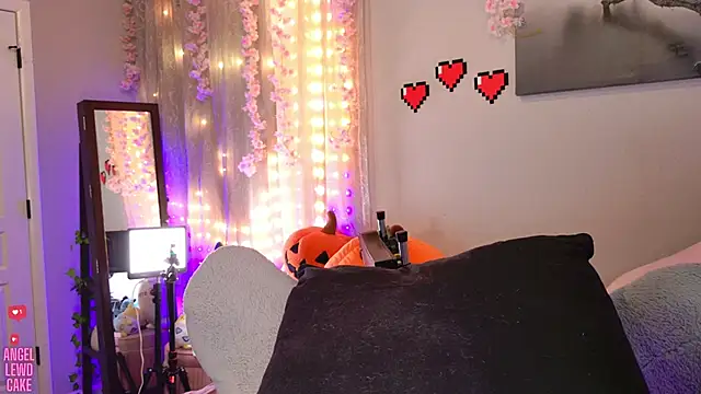 XXX chat uživo modela Angel-Lewd-Cake