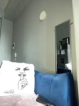 XXX chat uživo modela Curveysinaa