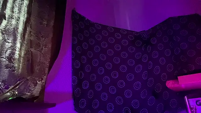 Guyst049 Show Webcam