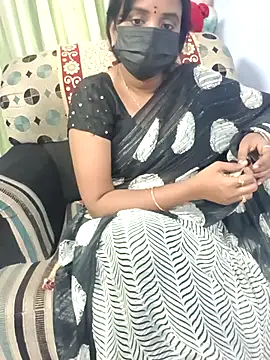 Tinarosy13: διαδικτυακό σόου στην κάμερα