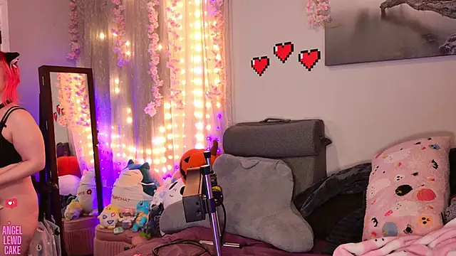 Angel-Lewd-Cake: онлайн-секс-чат