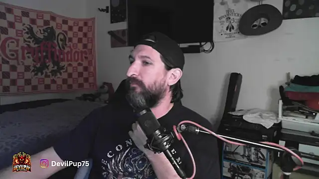 DevilPup75_: διαδικτυακό σόου στην κάμερα