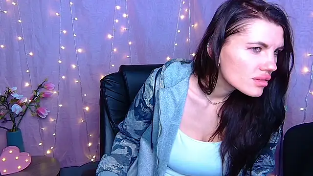 MilaLoona Adlı Modelin Canlı XXX Sohbeti